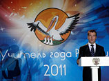 День учителя: Медведев наградил, Путин велел нести с честью, а Собянин посидел за партой