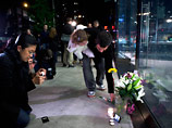 Поклонники продукции компании Apple и таланта Стива Джобса приносят цветы и свечи к магазину Apple Store в Нью-Йорке
