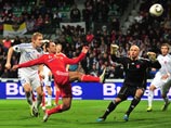 Роман Широков не использует голевой момент в матче со сборной Словакии, 7 октября 2011 года