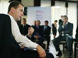 Пресса: Медведев возглавил "Единую Россию" без энтузиазма - партия слишком "заточена" под Путина