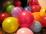 Директива ЕС утверждает, что детям до восьми лет, играющим без наблюдения взрослых, запрещено надувать воздушные шары - они могут случайно проглотить их и подавиться