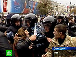 Обстановка на улицах Киева, где Печерский суд во вторник начал оглашение приговора в отношении бывшего премьер-министра Украины Юлии Тимошенко по так называемому "газовому делу", продолжает накаляться