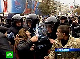 Обстановка на улицах Киева, где Печерский суд во вторник начал оглашение приговора в отношении бывшего премьер-министра Украины Юлии Тимошенко по так называемому "газовому делу", продолжает накаляться Обстановка на улицах Киева, где Печерский суд во вторник начал оглашение приговора в отношении бывшего премьер-министра Украины Юлии Тимошенко по так называемому "газовому делу", продолжает накаляться