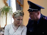 Он заявил, что Тимошенко причинила Украине убытки в миллиарды долларов (официально суд признал ее виновной в причинении убытков в размере 200 млн долларов)