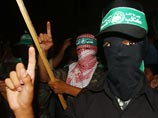 Руководство "Хамаса" уже заявило, что намерено добиться освобождения "всех палестинцев", похищая израильтян и обменивая их на заключенных. Вчера и сегодня в Газе шумно празднуют "победу над оккупантами"