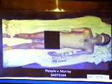 На фотографии запечатлено обнаженное тело певца, лежащего на белой простыне