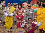 Королевская свадьба прошла в соответствии со сложным буддийским церемониалом, торжества начались ровно в 8:20 по местному времени (6:20 по московскому) - время определили придворные астрологи