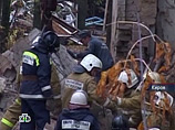 Четырехэтажный нежилой дом разбирали восемь рабочих, рухнула одна из стен. Предположительно, двух человек могло засыпать