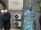 В Москве открыли памятник Иоанну Павлу II