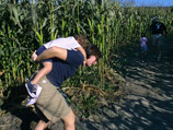 Американская семья потерялась в кукурузном лабиринте - вызволяла полиция