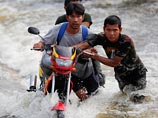 На данный момент из-за продолжительных дождей уже затоплена треть провинций Таиланда, ущерб понесли около 10 млн человек. Согласно официальным данным, с начала июля жертвами наводнений стали 289 человек