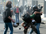 Демонстрация в Риме вышла из-под контроля: митингующие жгут машины, полиция травит газом