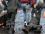 На пути следования участники манифестации поджигали автомашины и били витрины магазинов и банков. Полиция была вынуждена вмешаться и применить для разгона демонстрантов слезоточивый газ и водометы На пути следования участники манифестации поджигали автомашины и били витрины магазинов и банков. Полиция была вынуждена вмешаться и применить для разгона демонстрантов слезоточивый газ и водометы