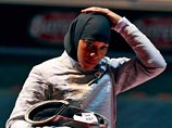 Фехтовальщица из Туниса разрешила себя беспрепятственно "колоть" шпагой на ЧМ-2011 Фехтовальщица из Туниса разрешила себя беспрепятственно "колоть" шпагой на ЧМ-2011