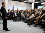 Медведев повторным объяснением "разочарованным" сторонникам  решения о рокировке озадачил прессу