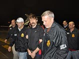 Прокуратура США 6 мая 2008 года предъявила Буту обвинения в терроризме по четырем пунктам. В ноябре 2010 года россиянин был экстрадирован из Таиланда в США. Сам Бут утверждает, что занимался легальным бизнесом, и не признает себя виновным Прокуратура США 6 мая 2008 года предъявила Буту обвинения в терроризме по четырем пунктам. В ноябре 2010 года россиянин был экстрадирован из Таиланда в США. Сам Бут утверждает, что занимался легальным бизнесом, и не признает себя виновным