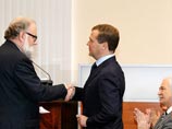 Медведев приехал в Центризбирком на регистрацию списка "Единой России" и объяснил, кто победит