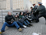 В Москве на Триумфальной площади задержаны несколько десятков участников протестной акции, прошедшей под лозунгом "Выборы без оппозиции - преступление!"