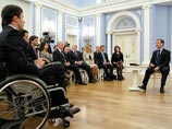 Президент Дмитрий Медведев в подмосковной резиденции в Горках встретился с представителями Общественного комитета своих сторонников, чтобы объяснить, что он имел в виду, когда говорил о намерении создать в России некое "большое правительство"