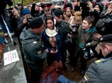 19 октября Трэйси Паттон и Меган Андерсон были задержаны полицией в центре Москвы при попытке провести несанкционированный пикет против ношения одежды из натуральной кожи, меха и шерсти