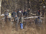 По данным следствия, находясь в оцеплении на месте крушения 10 апреля 2010 года Ту-154 польского президента, они нашли сумку одного из находившихся на борты пассажиров, погибшего в авиакатастрофе, и забрали из нее несколько кредиток