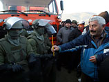 В четверг утром KFOR приступили к сносу баррикад, используя грузовики и бронетранспортеры, передает Reuters. Это может в очередной раз обострить ситуацию на косовско-сербской границе