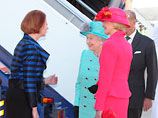 Премьер-министр Австралии Джулия Гиллард (на фото слева) поприветствовала прибывшую накануне в ее страну королеву Великобритании простым кивком головы