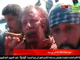 Повстанцы ведут раненого Муаммара Каддафи