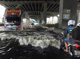 Протекающая в центре Бангкока река Чао Прая вышла из берегов, часть ее набережной разрушена и прорвана. Районы вблизи от Чао Прая густо заселены
