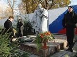 Глава государства возложил букет алых роз к памятнику сотрудникам отряда специального назначения, погибших при исполнении служебного долга
