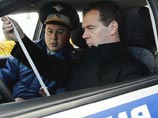 Медведеву во время поездки в Тверь организаторы доставили и хлеба, и "замедленных" зрелищ