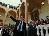 С президентом в здании журфака встретились избранные активисты, которых пускали по списку, а некоторых студентов, которые собирались задать президенту "неудобные" вопросы, перед встречей задержала ФСО С президентом в здании журфака встретились избранные активисты, которых пускали по списку, а некоторых студентов, которые собирались задать президенту "неудобные" вопросы, перед встречей задержала ФСО