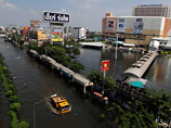 Терзающее Таиланд наводнение в воскресенье достигло столицы страны Бангкока: утром семь районов внутри городской черты на севере и востоке столицы оказались подтопленными на 30 см
