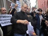 Возле здания ЦИК задержали до шестнадцати оппозиционеров и корреспондента "Новой газеты" Возле здания ЦИК задержали до шестнадцати оппозиционеров и корреспондента "Новой газеты"