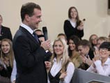 Кроме того, по словам Засурского, Медведев приходил на журфак вовсе не для встречи с его обитателями, а для разговора с людьми, "которые попросили предоставить это помещение" Кроме того, по словам Засурского, Медведев приходил на журфак вовсе не для встречи с его обитателями, а для разговора с людьми, "которые попросили предоставить это помещение"