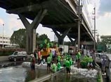 Шлюзы и дамбы в Бангкоке не в состоянии выдержать напор воды, жители всех районов столицы должны готовиться к наводнению, заявила накануне премьер-министр Таиланда Йинглак Чинават Шлюзы и дамбы в Бангкоке не в состоянии выдержать напор воды, жители всех районов столицы должны готовиться к наводнению, заявила накануне премьер-министр Таиланда Йинглак Чинават