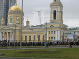 В Екатеринбурге женщина на Suzuki врезалась в толпу верующих, пришедших поклониться Поясу Богородицы