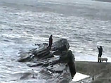 На видео, которое длится всего 5 минут, видно, как ребенок идет по берегу и скалам. Последнее, что видно, - это пейзаж моря с большой высоты. Мальчик принимает решение спускаться вниз и что-то говорит про волны. Затем видеосъемка прерывается
