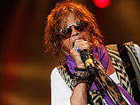 Лидер и вокалист знаменитой американской рок-группы Aerosmith Стивен Тайлер во вторник отменил концерт и перенес его на сутки из-за несчастного случая в отеле - он был госпитализирован в столице Парагвая Асунсьоне после того, как упал и разбил лицо