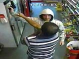 В Великобритании покупатель и продавец в две секунды скрутили вооруженного пистолетом грабителя (ВИДЕО)