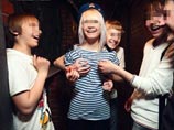 Скандал разразился после того, как в интернете появилась откровенная фотосессия подростков с пенной вечеринки в клубе Garage Underground