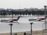 Затоплены 90% территории аэропорта Донмыанг в Бангкоке. По данным местных властей уровень воды у терминала и на взлетно-посадочных полосах достигает 50 см