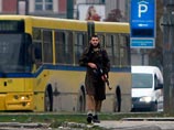 В столице Боснии мужчина обстрелял из автомата посольство США и был убит снайпером В столице Боснии мужчина обстрелял из автомата посольство США и был убит снайпером