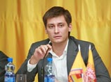 Дмитрий Гудков заявил, что чиновники открывают специальные "приемные пункты" для скупки оппозиционной прессы. "Например, нашим партийцам в Рязани и Тамбове активно предлагают по два рубля вознаграждения за каждый экземпляр газеты или листовки" Дмитрий Гудков заявил, что чиновники открывают специальные "приемные пункты" для скупки оппозиционной прессы. "Например, нашим партийцам в Рязани и Тамбове активно предлагают по два рубля вознаграждения за каждый экземпляр газеты или листовки"