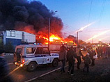 В результате пожара в здании автосервиса в Санкт-Петербурге повреждено 15 легковых машин, произошло обрушение крыши
