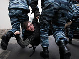 На оппозиционера Путенихина, плеснувшего водой в прокурора по делу о бунте на Манежной, завели уголовное дело На оппозиционера Путенихина, плеснувшего водой в прокурора по делу о бунте на Манежной, завели уголовное дело