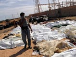 Тела сторонников Муаммара Каддафи, находившихся в конвое, который уничтожила авиация НАТО