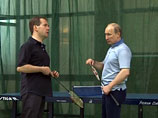 Кадры из видеообращения Дмитрия Медведева где он играет в бадминтон с премьер-министром РФ Владимиром Путиным