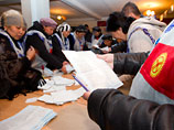 Наблюдатели ОБСЕ сообщают о подкупе и "каруселях" на выборах в Киргизии, в стране начались уличные протесты