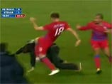 В Румынии футбольный матч отменили из-за драки игроков с фанатами (ВИДЕО)